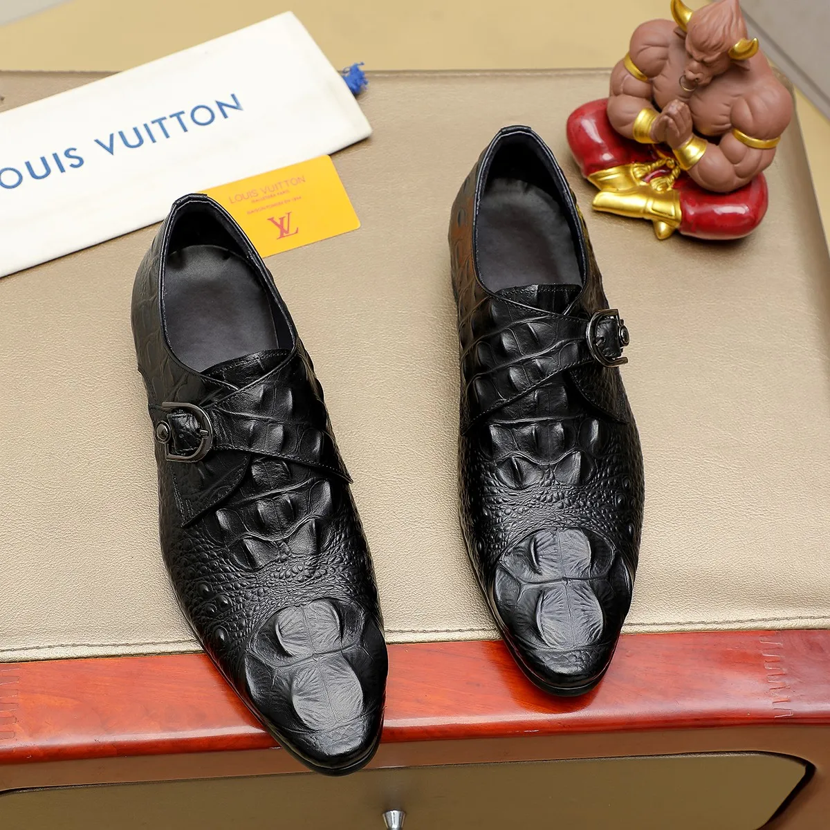 Men's shoes 💰560 💰 Louis Vuitton LV ® Autumn and Winter 🆕 models 🔛Full shoe counter First layer cowhide, 🐂Leather lined casual shoes for men, super soft outsole, a must-have for driving. Counter synchronization Original first layer cowhide Completely 1:1 mold customization 🌹Top version, 2 colors available! Number: 38-45 (37.46. Customized)